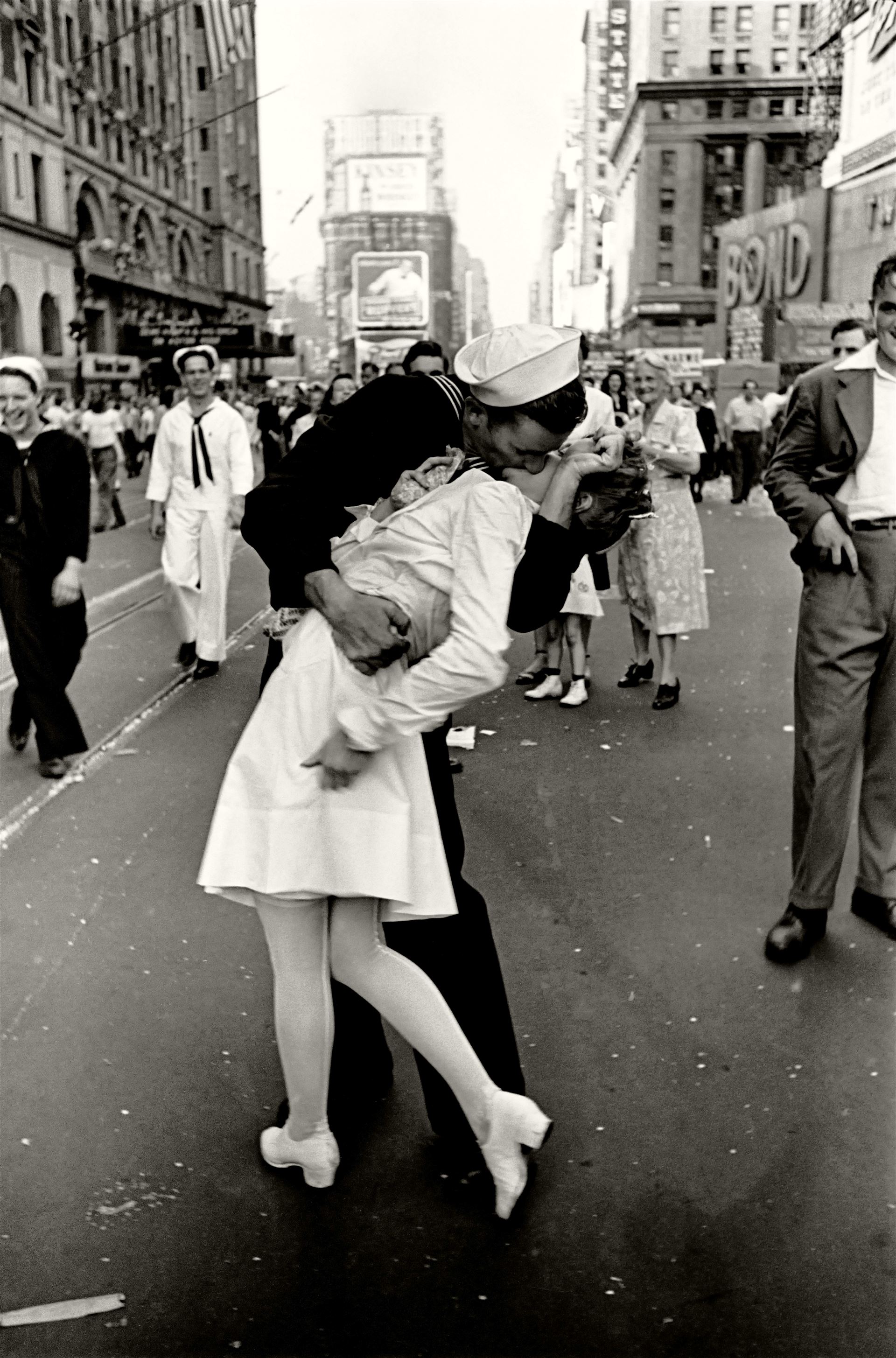 Alfred Eisenstaedt, <u>Victory Over Japan Day.</u> New York City, USA, 14 August 1945 <br>© Alfred Eisenstaedt / The LIFE Picture Collection 